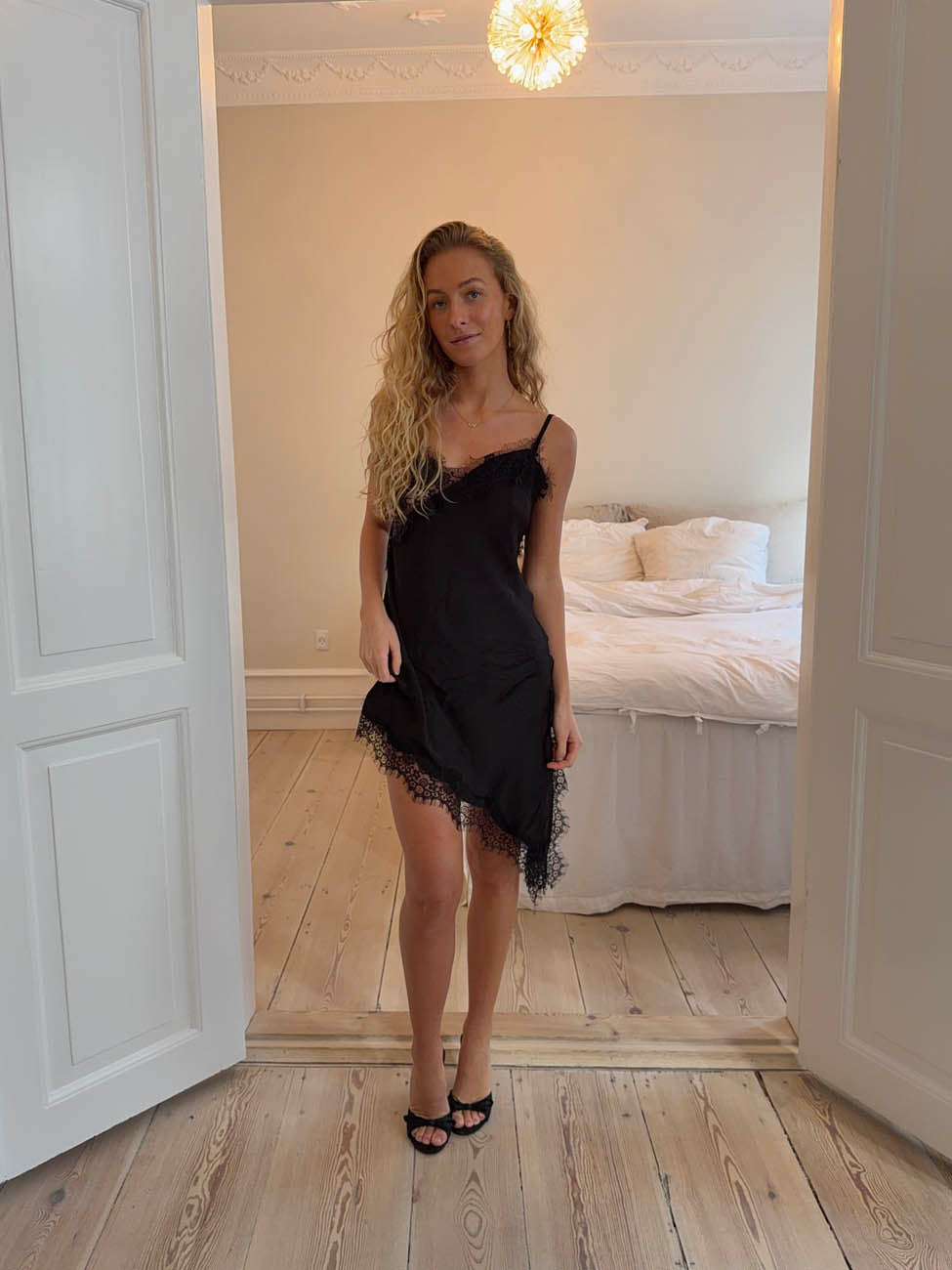 Sheyla asymmetrisk satinkjole med blonder - Sort