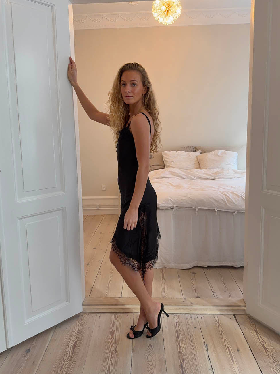 Sheyla asymmetrisk satinkjole med blonder - Sort
