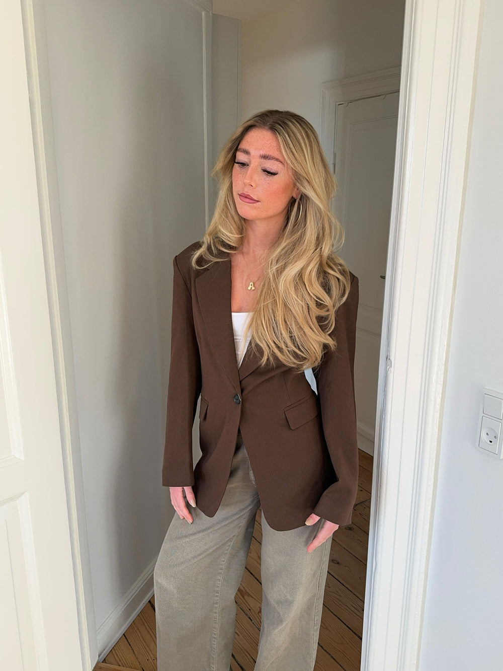 Myna figursyet blazer - Brun