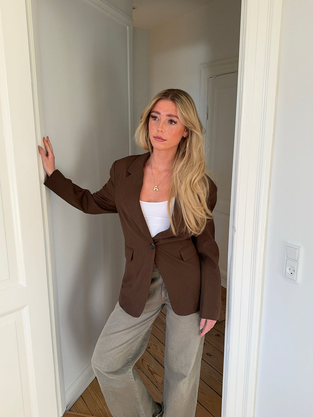 Myna figursyet blazer - Brun