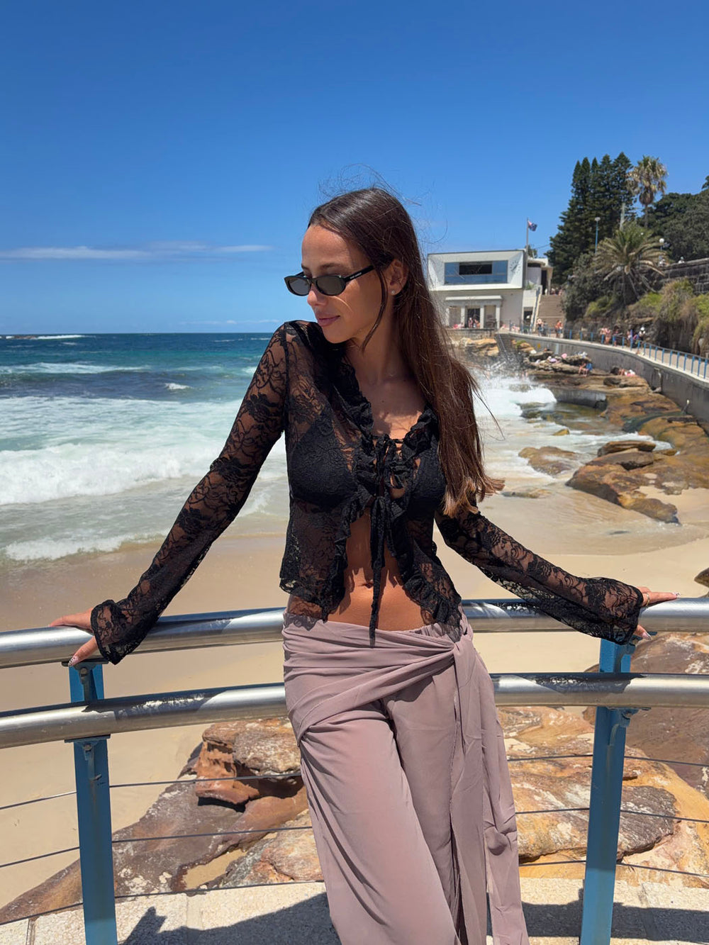 Margot bluse med flæser - Sort