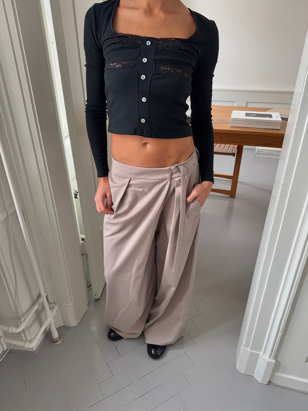 Trina suitbukser med spændedetalje - Beige