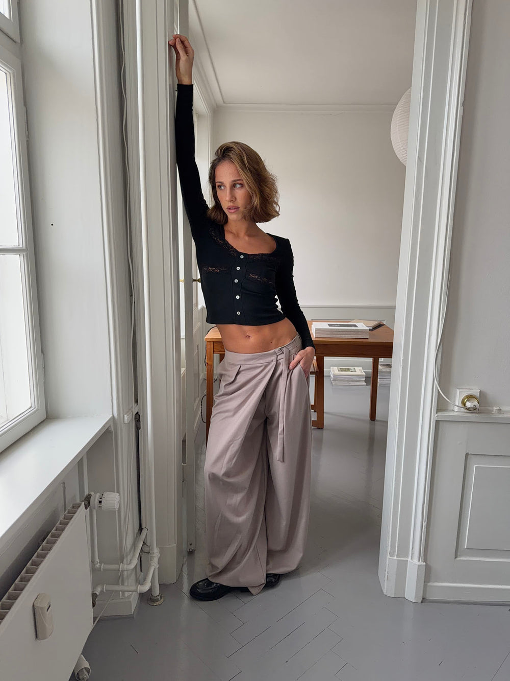 Trina suitbukser med spændedetalje - Beige