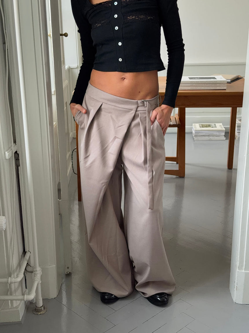 Trina suitbukser med spændedetalje - Beige