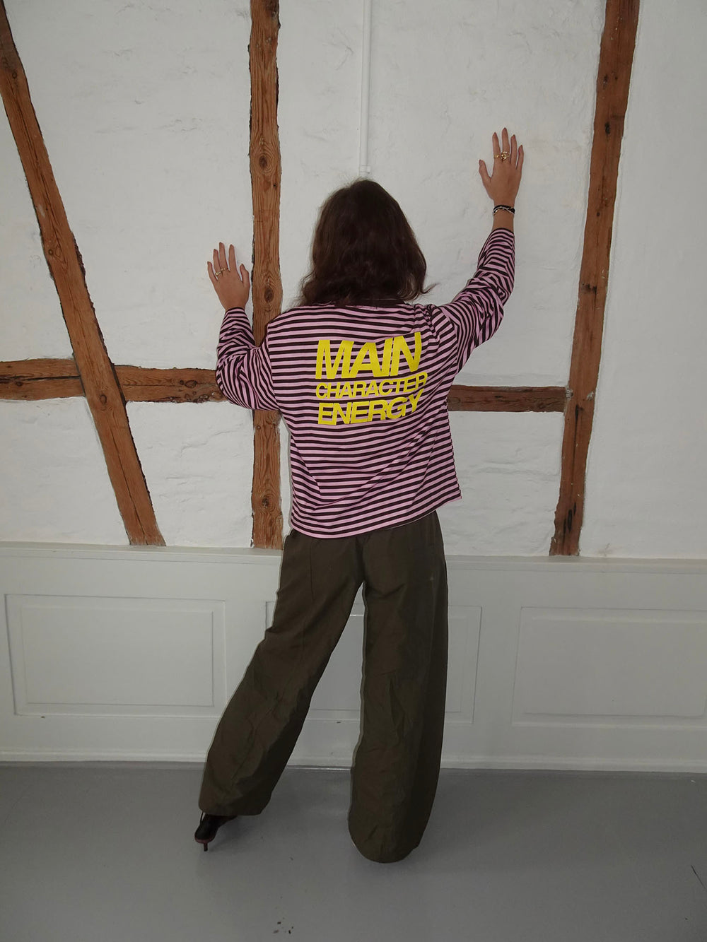 "Main character energy" bluse med striber - Pink/brun/gul