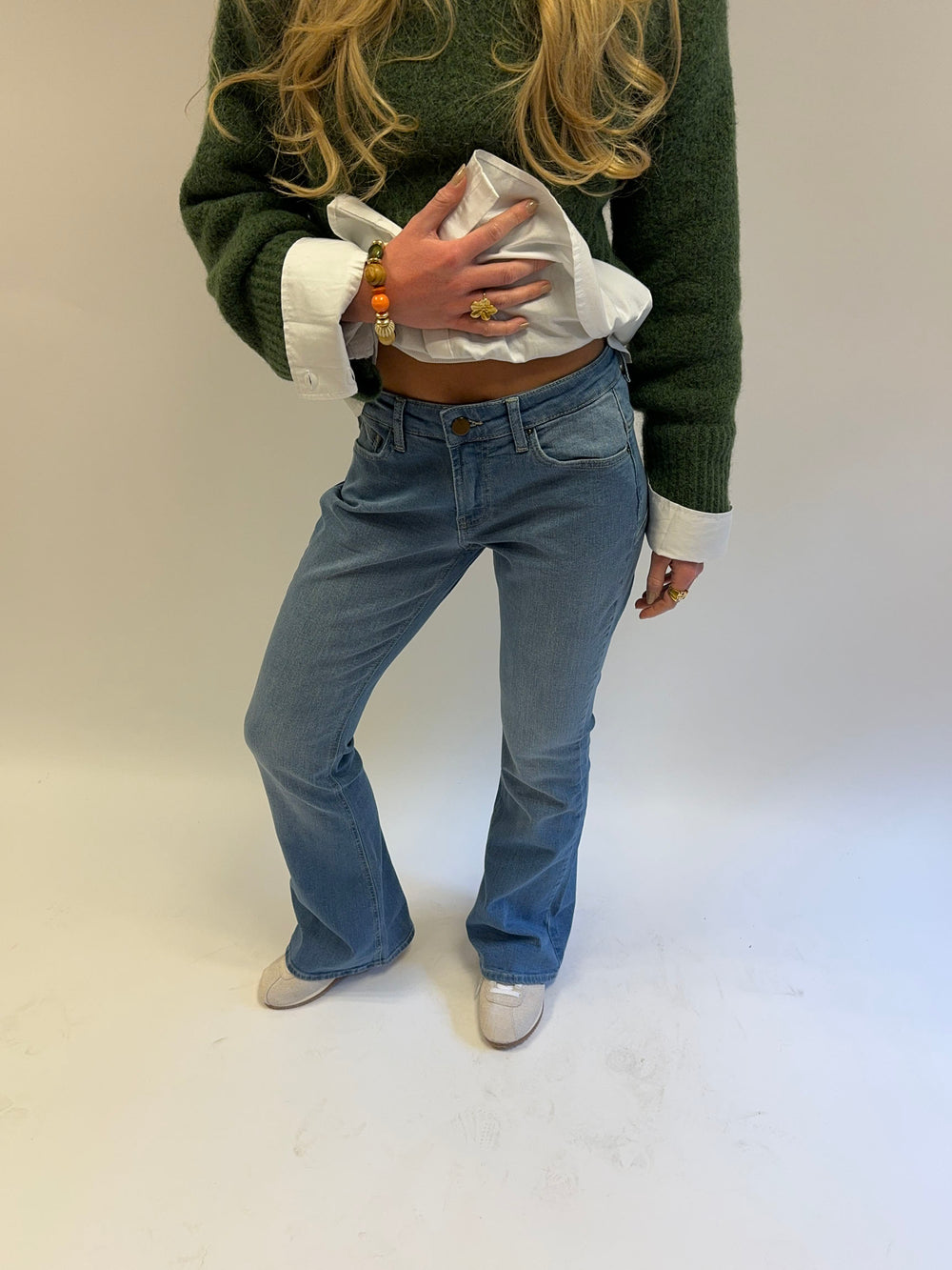 Flared star jeans med navy stjerne - Lys denim