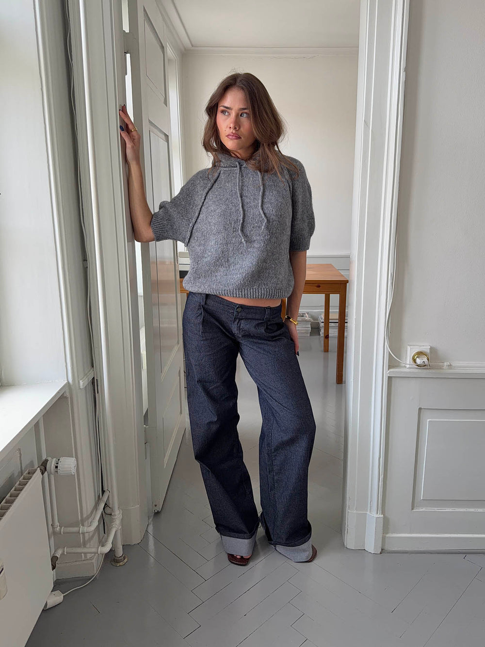 Demi jeans med opsmøg - Mørk denim