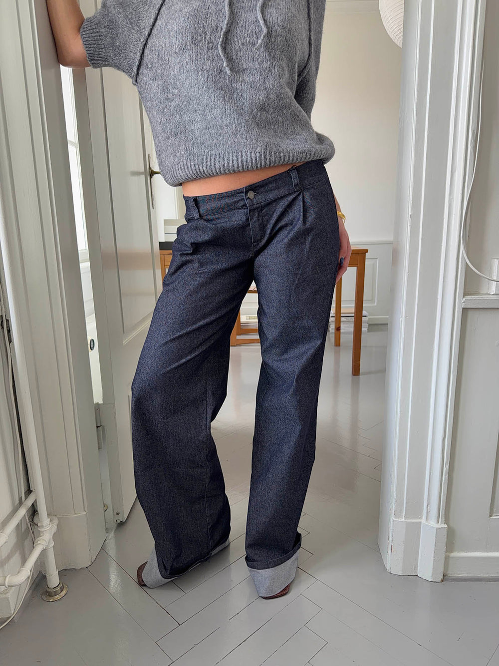 Demi jeans med opsmøg - Mørk denim
