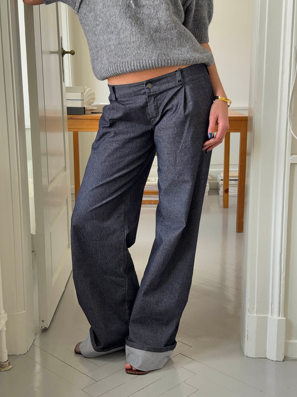 Demi jeans med opsmøg - Mørk denim