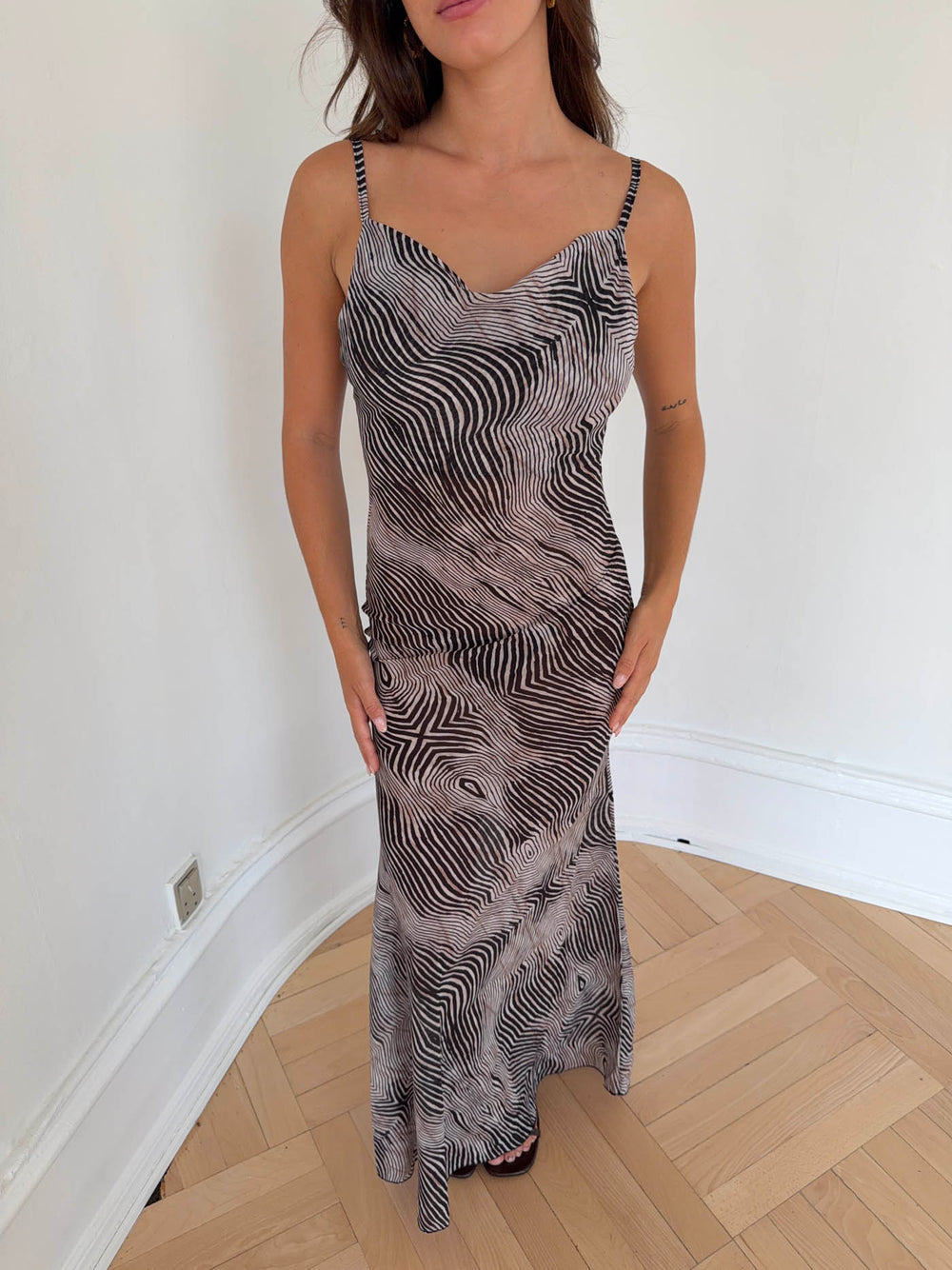 Susyla kjole i zebraprint - Sort/hvid/grå