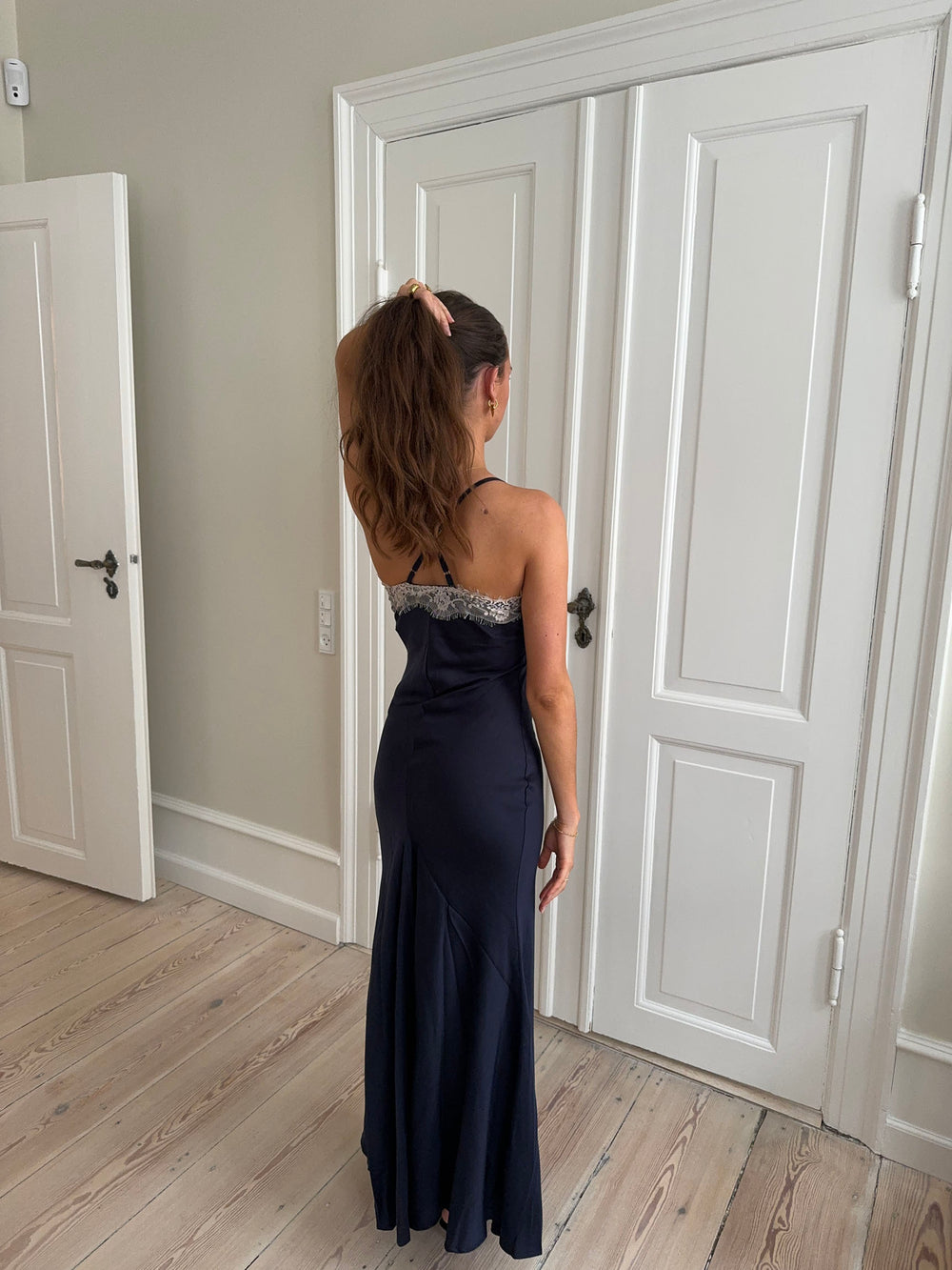 Tena kjole med blondedetaljer - Navy/hvid