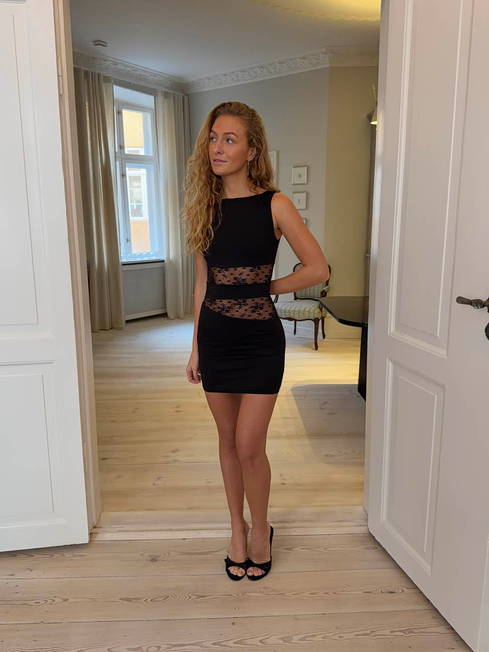 Ellatia kjole med blonder - Sort
