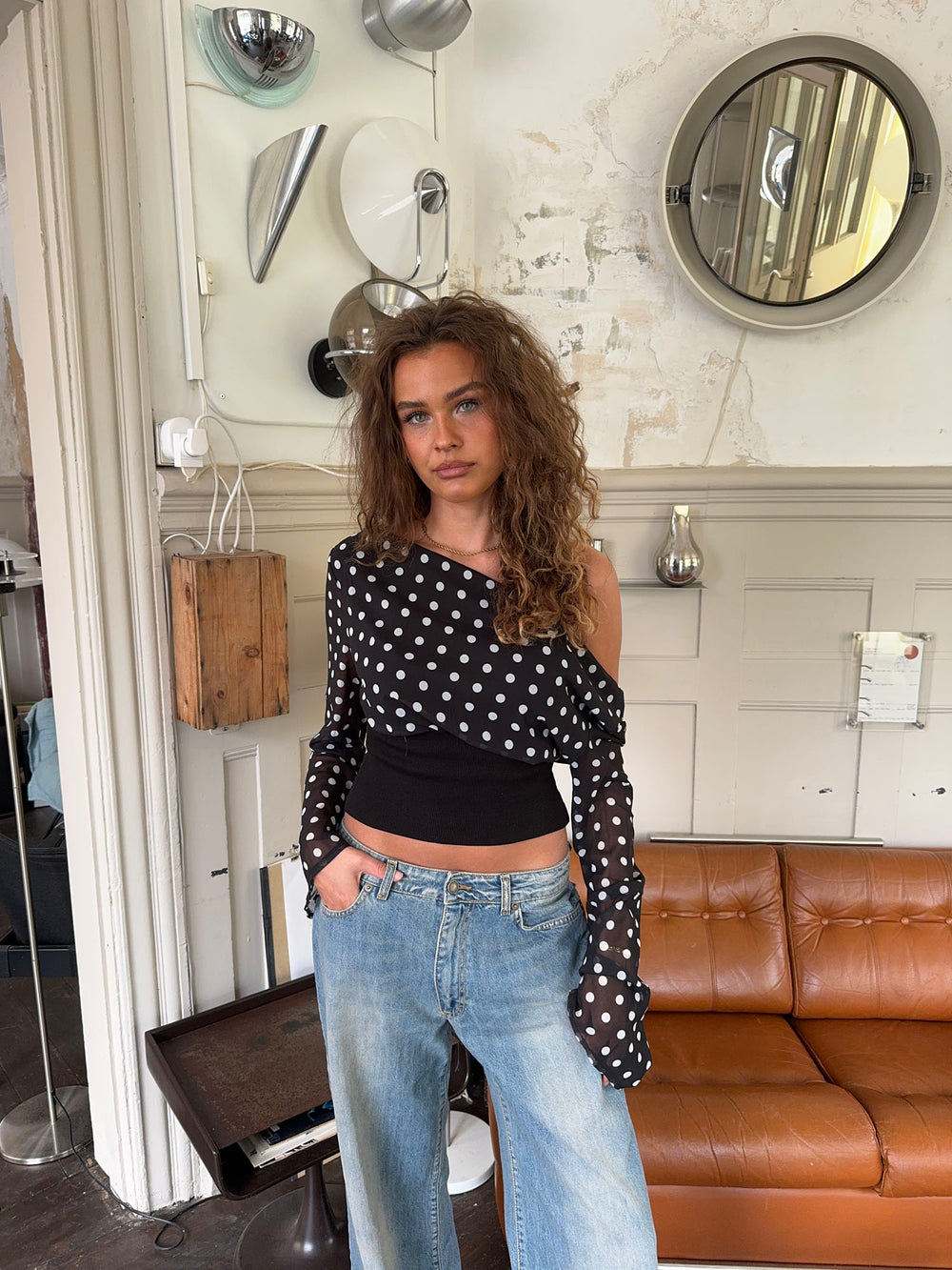 Kimmie langærmet bluse med polkaprikker - Sort/hvid