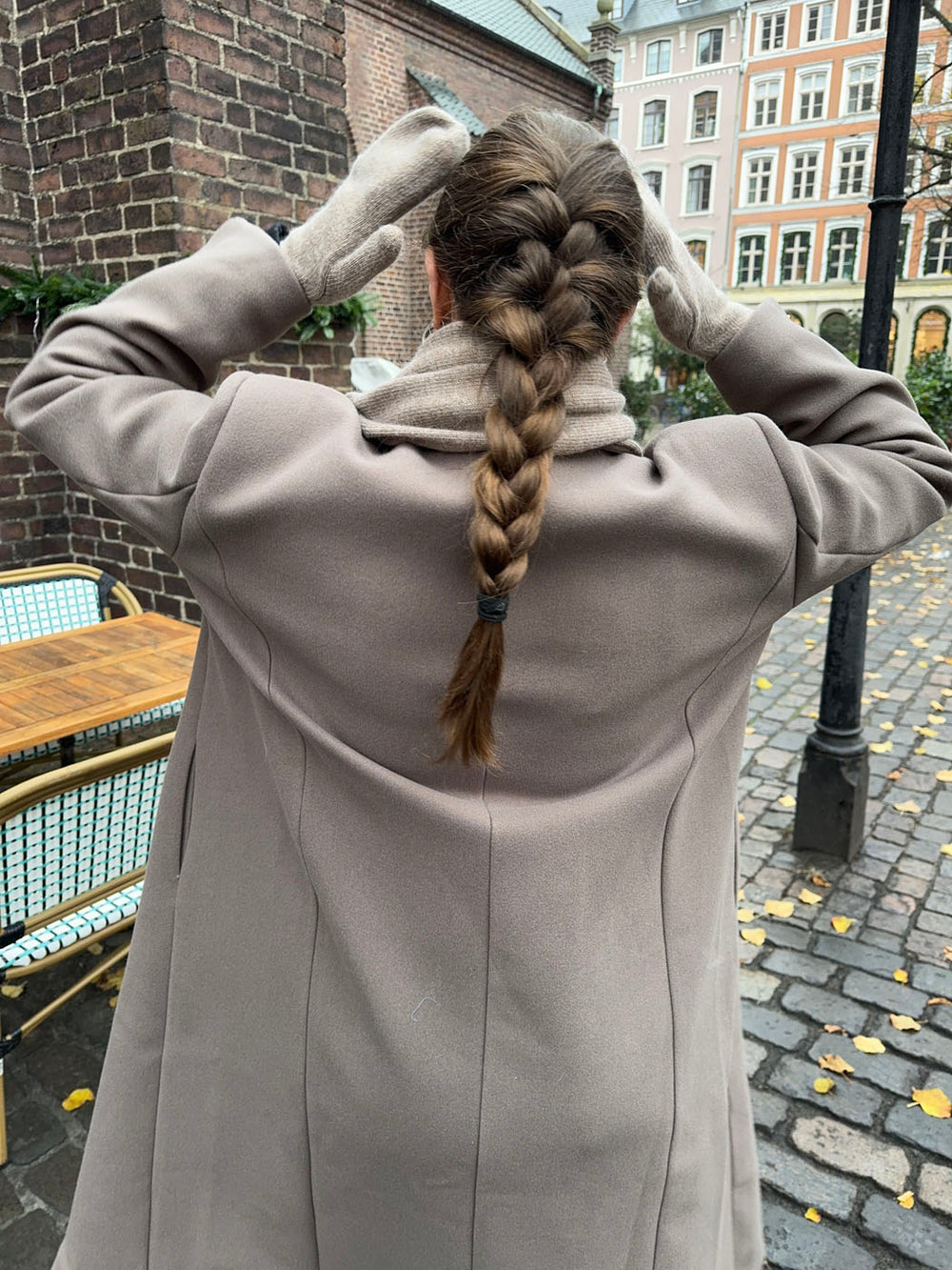 Kehlani luffer i strik - Lys brun