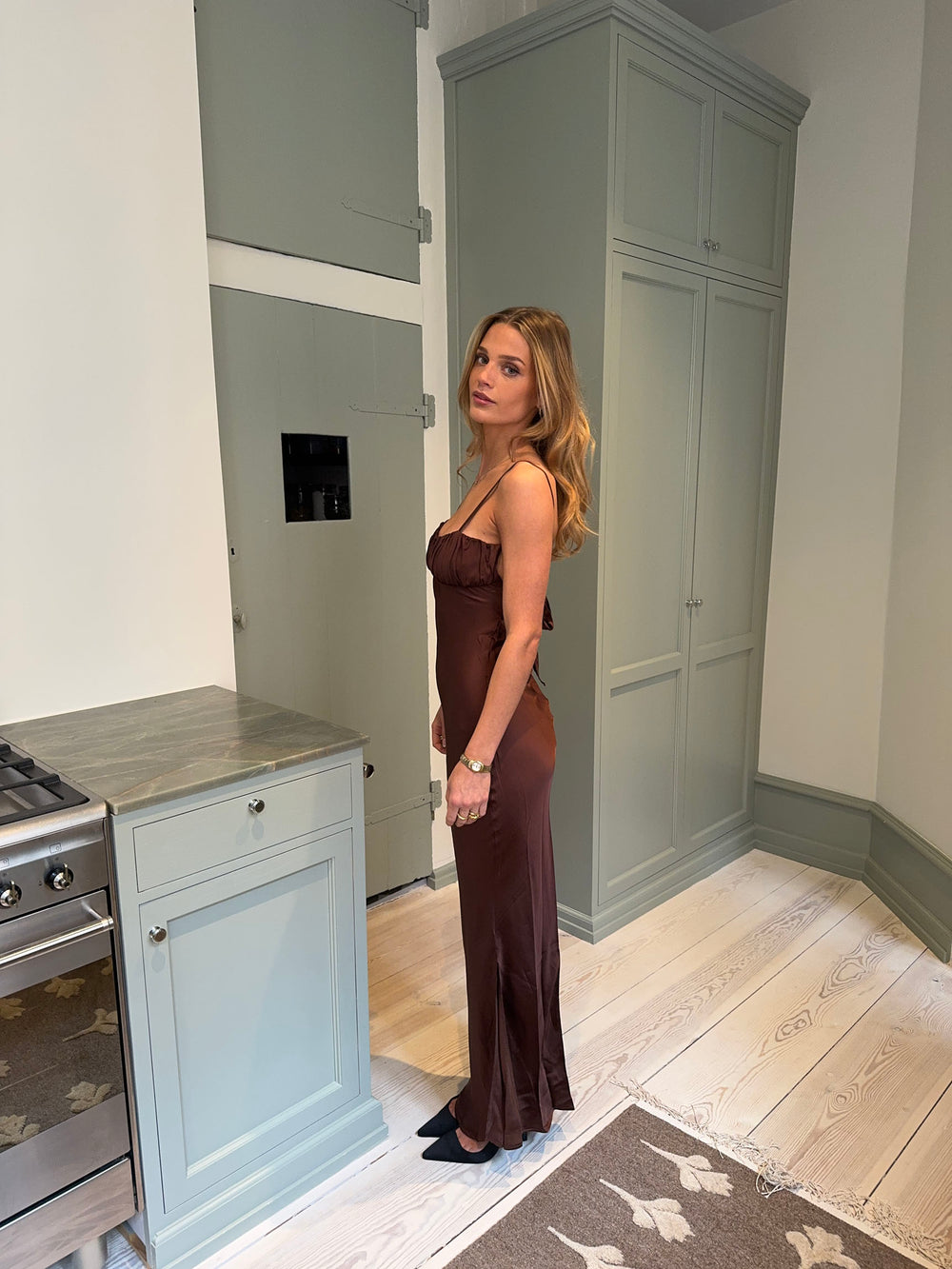 Laila maxikjole i satin - Brun