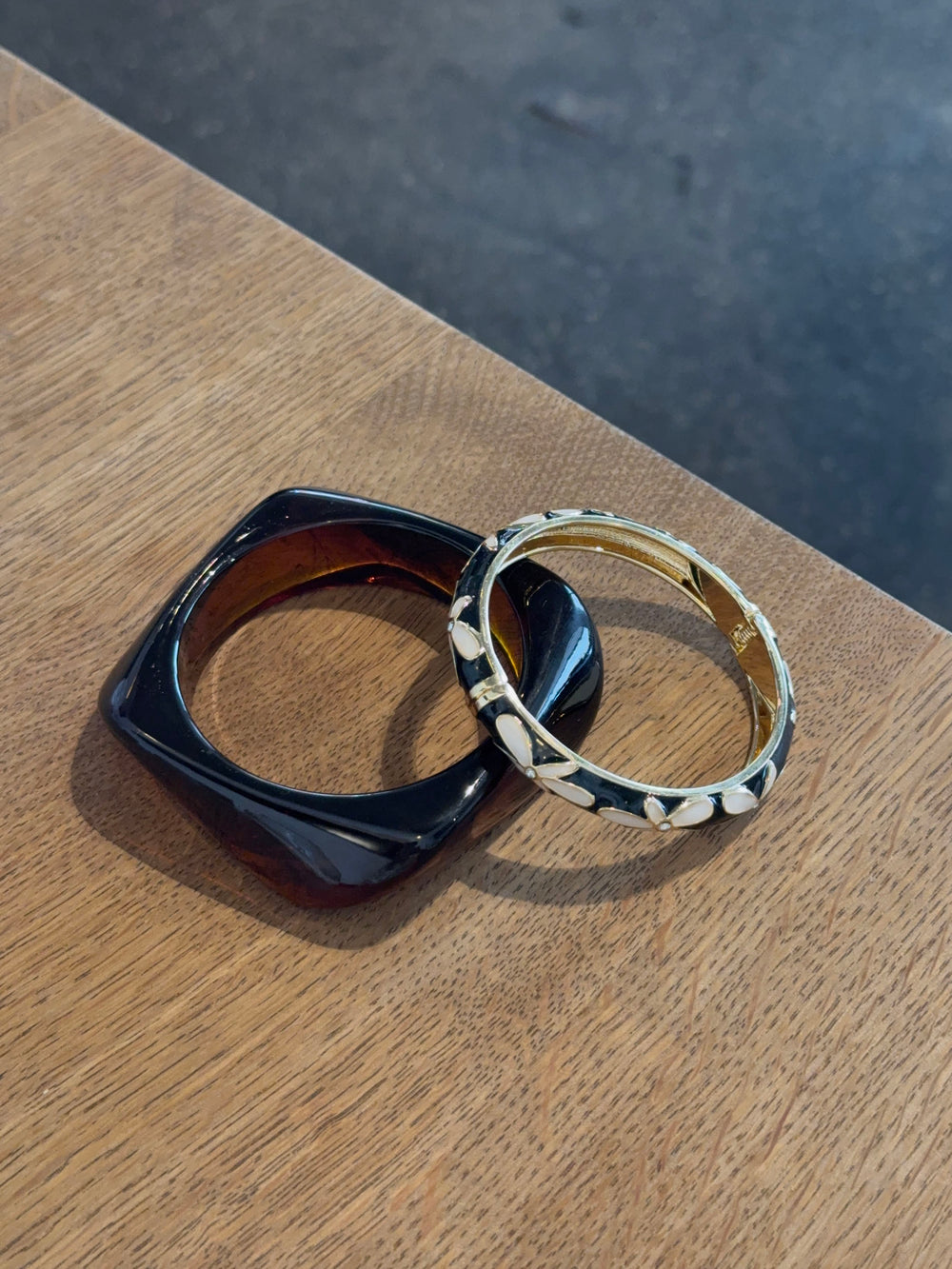 Arna armbånd med blomster - Sort/guld