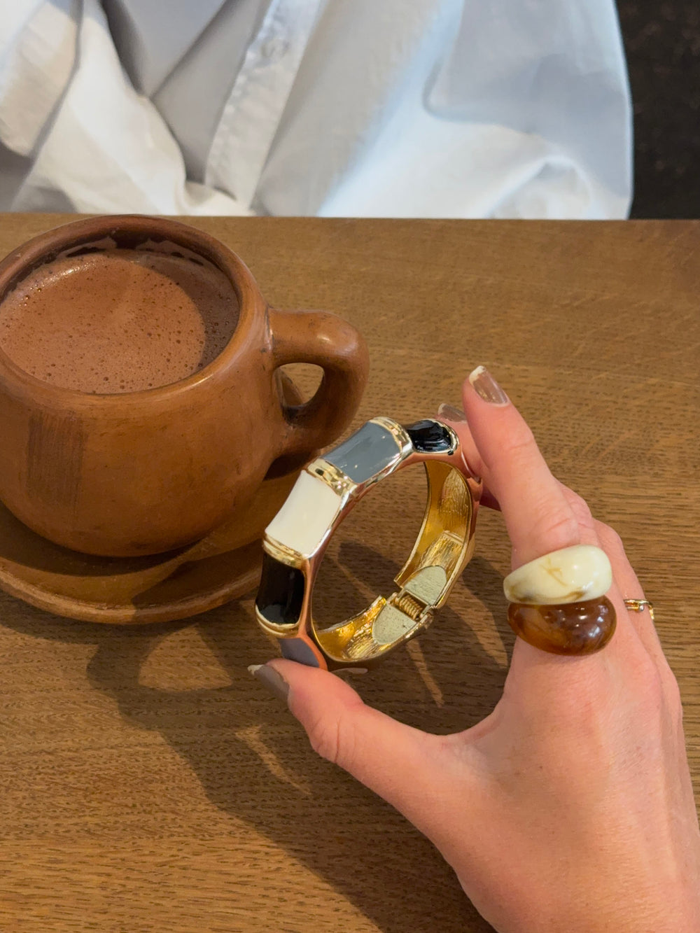 Ebony armbånd med striber - Sort/blågrå/hvid/guld