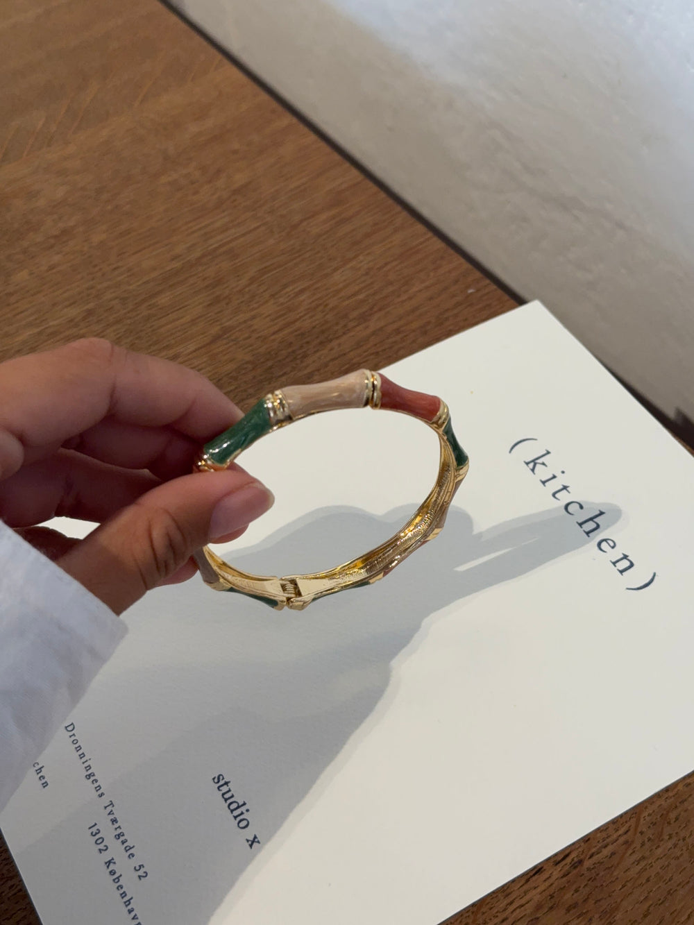 Sola armbånd med striber - Grøn/off white/brun/guld