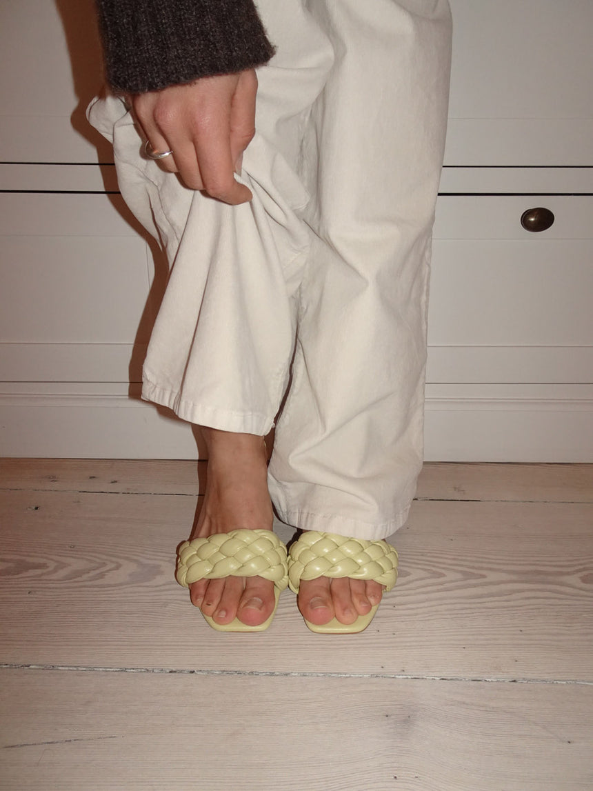 Yasmin mules med flet - Lysegul