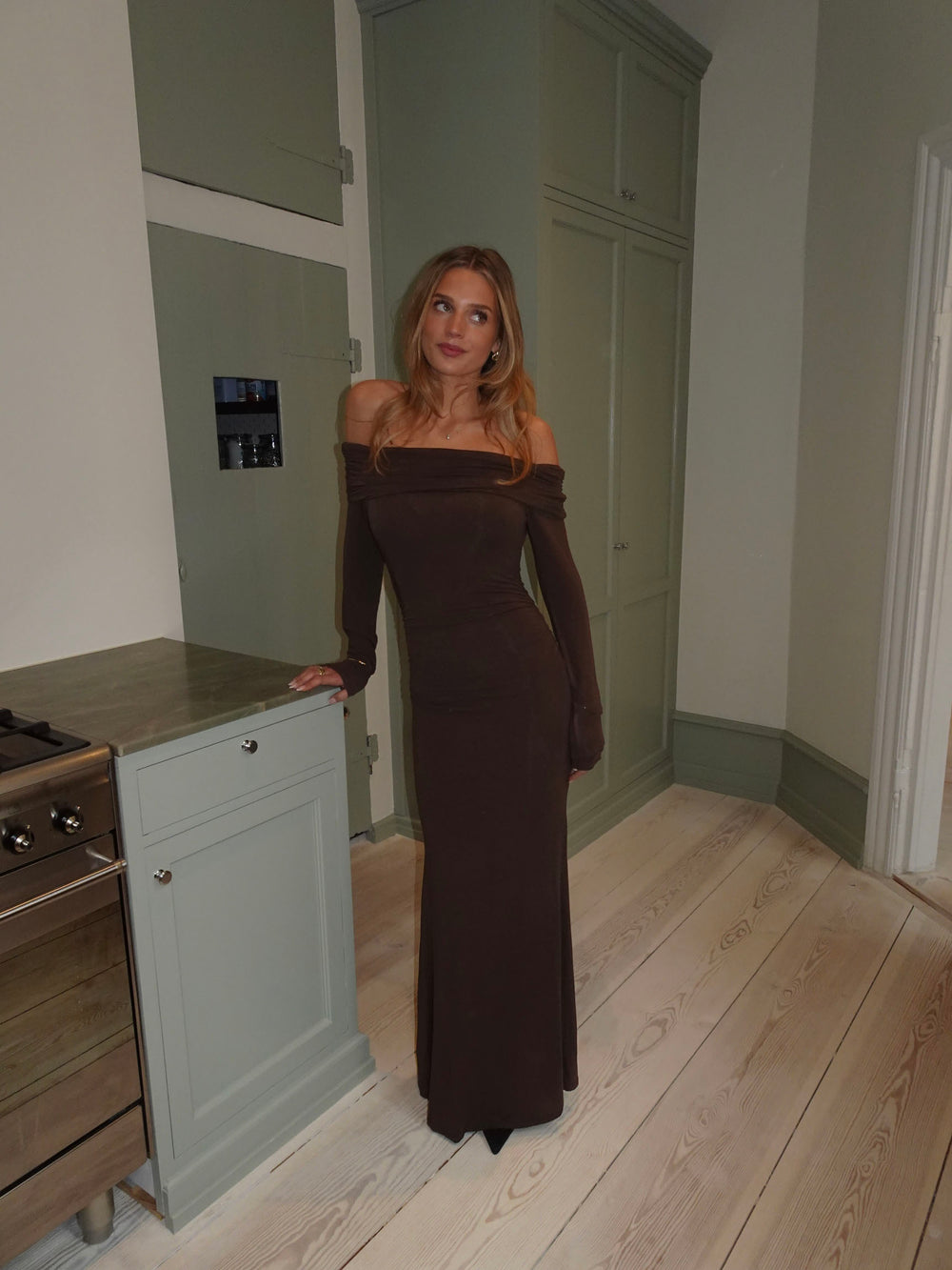 Nitta off shoulder maxikjole - Brun