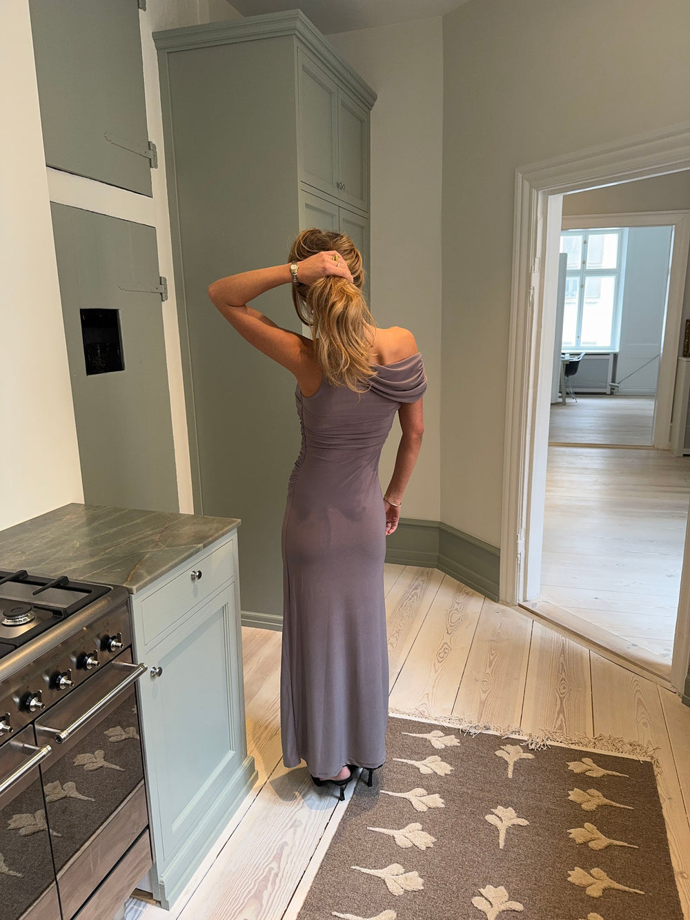 Mina one shoulder maxikjole - Taupe