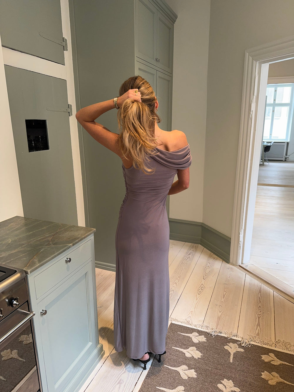 Mina one shoulder maxikjole - Taupe