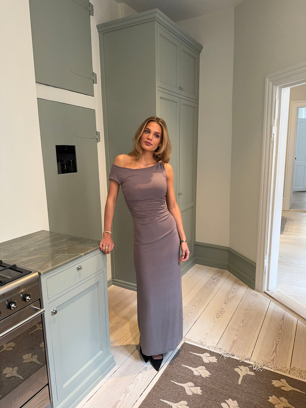 Mina one shoulder maxikjole - Taupe