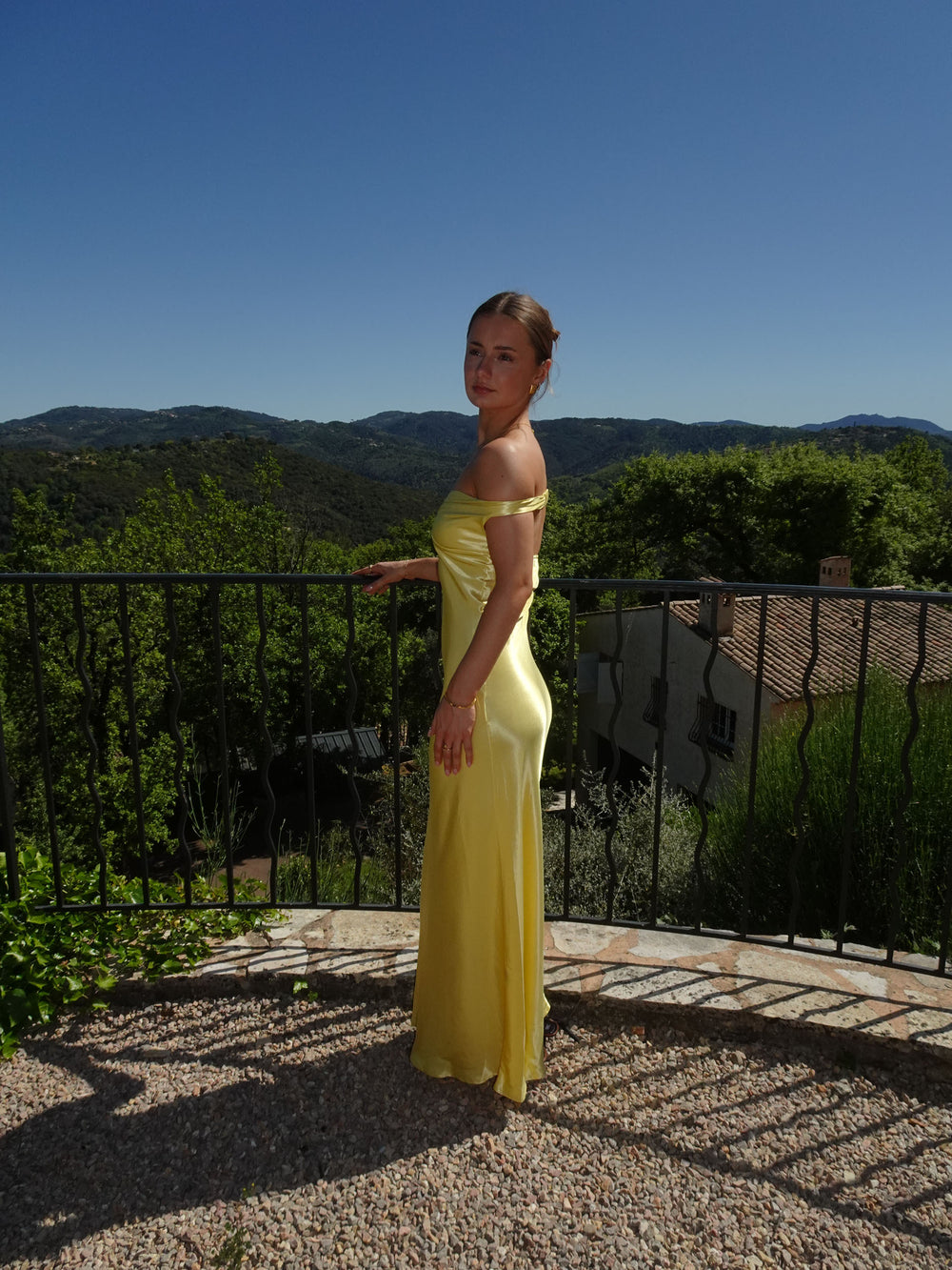 Andie off shoulder satinkjole - Gul