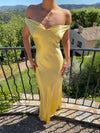 Andie off shoulder satinkjole - Gul