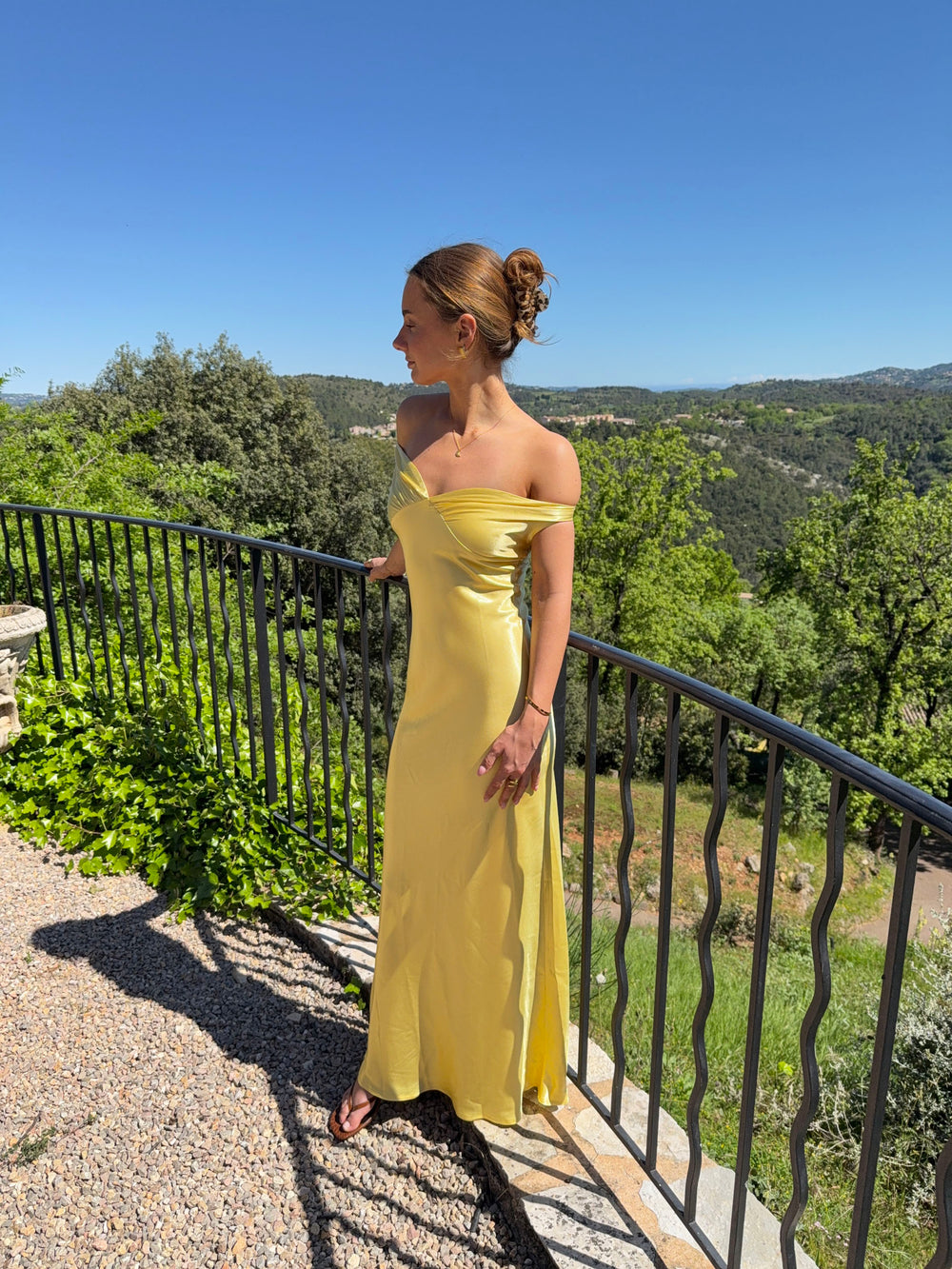 Andie off shoulder satinkjole - Gul
