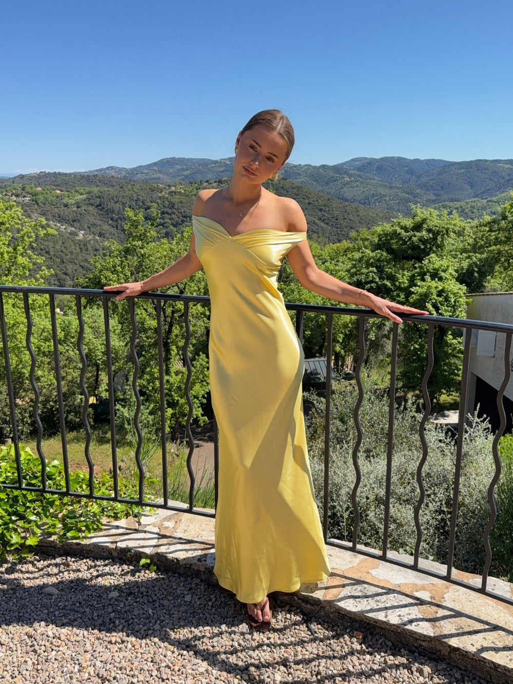 Andie off shoulder satinkjole - Gul