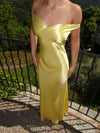 Andie off shoulder satinkjole - Gul