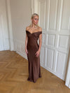 Andie off shoulder satinkjole - Brun