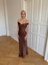 Andie off shoulder satinkjole - Brun