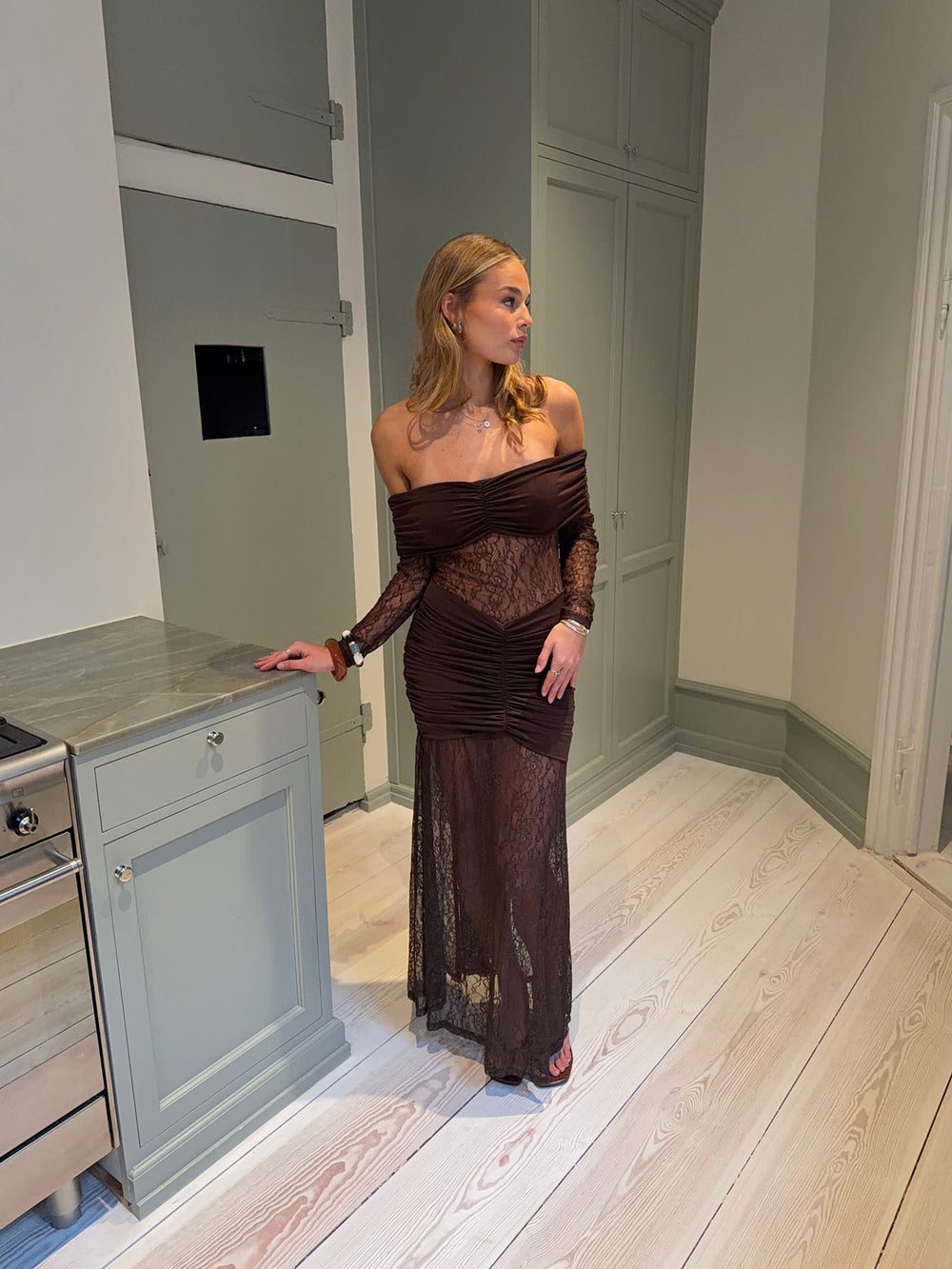 Silje off shoulder kjole med blonder - Brun