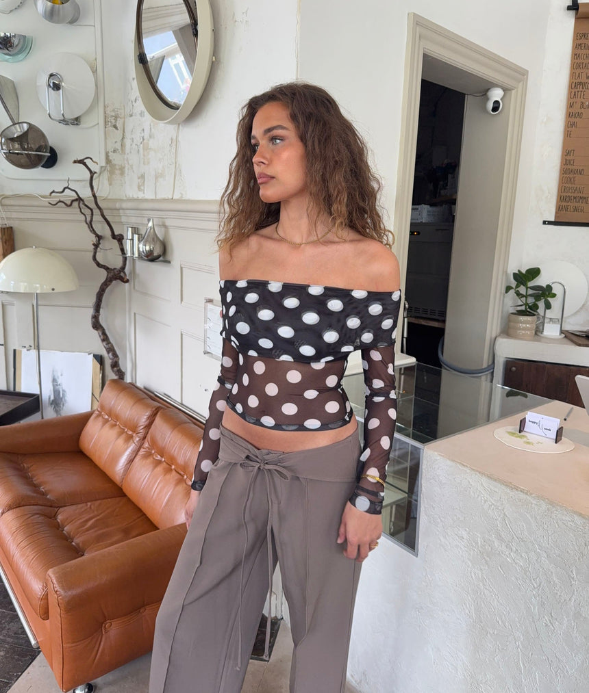 Alba off shoulder top med polkaprikker - Sort/hvid