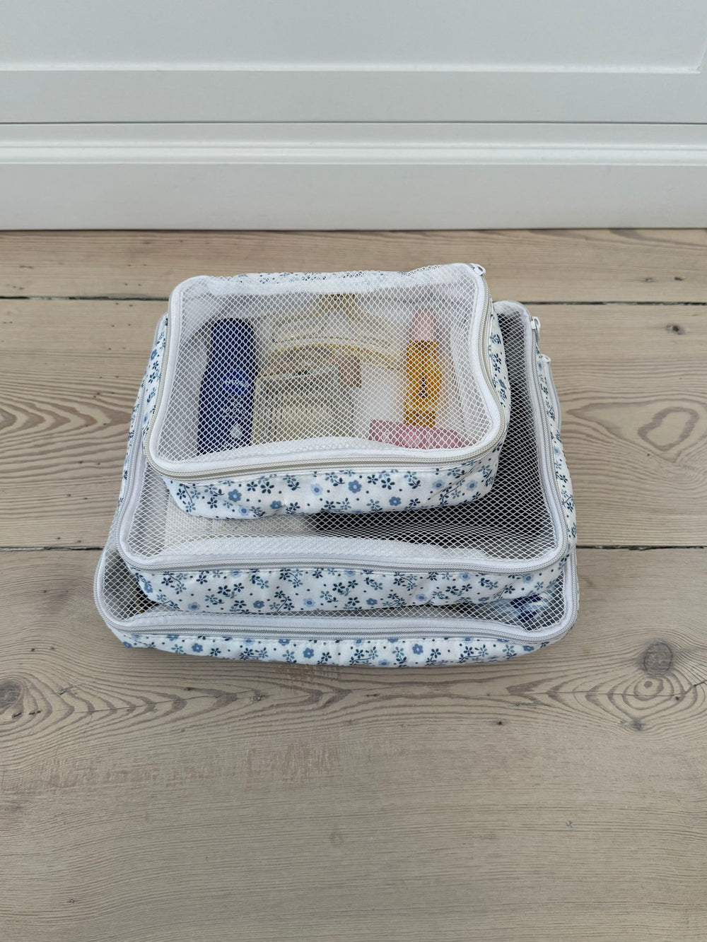 Honey packing cubes - Hvid med blå blomster