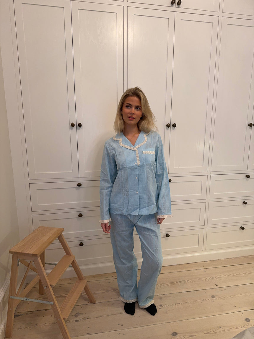 Carol pyjamassæt med blonder - Lyseblå