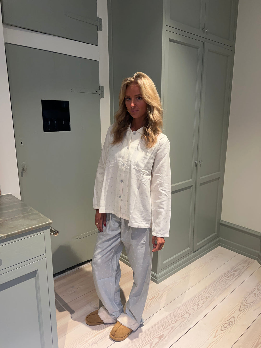 Kallie pyjamassæt med kirsebær - Hvid/blå