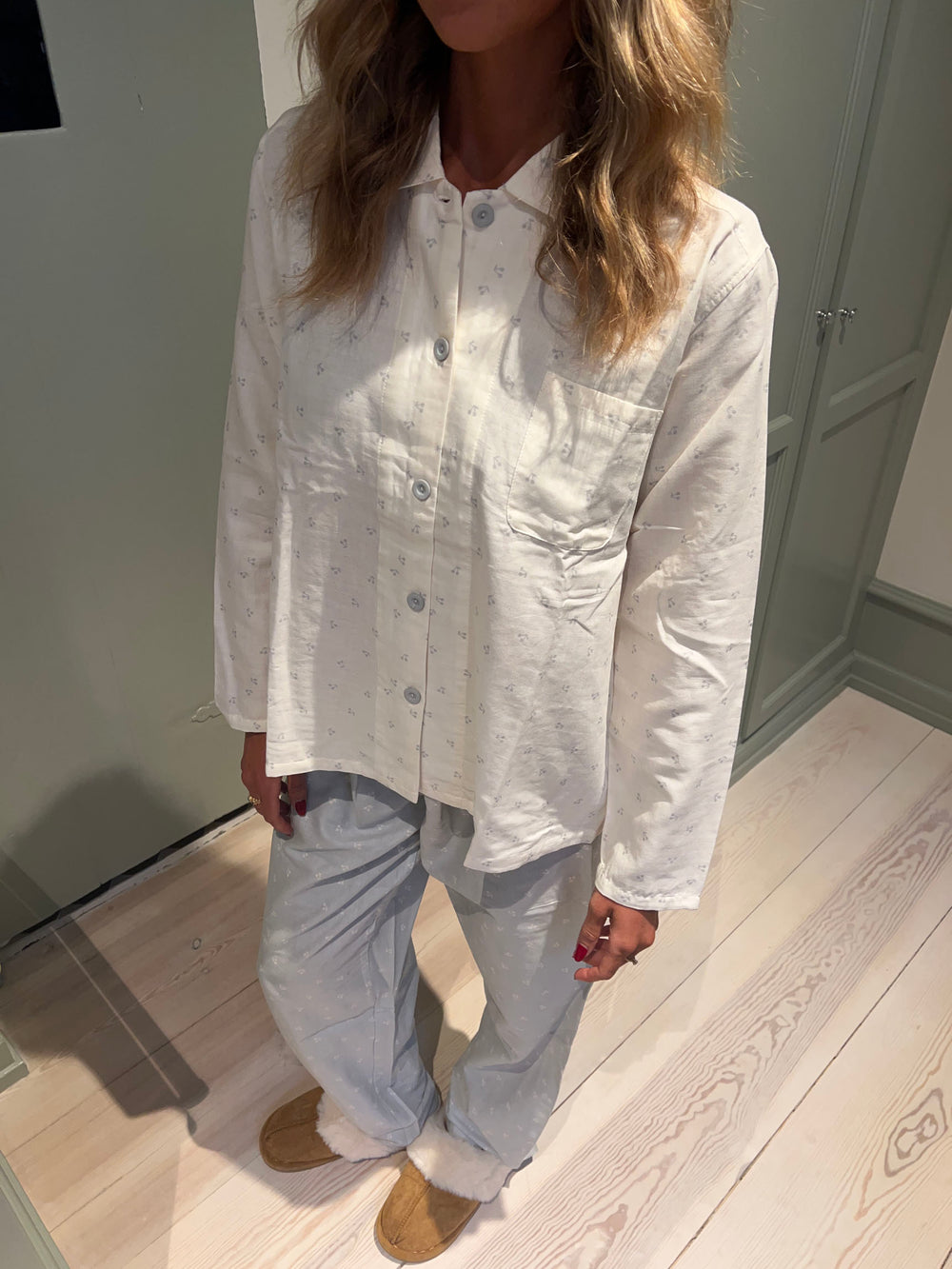 Kallie pyjamassæt med kirsebær - Hvid/blå