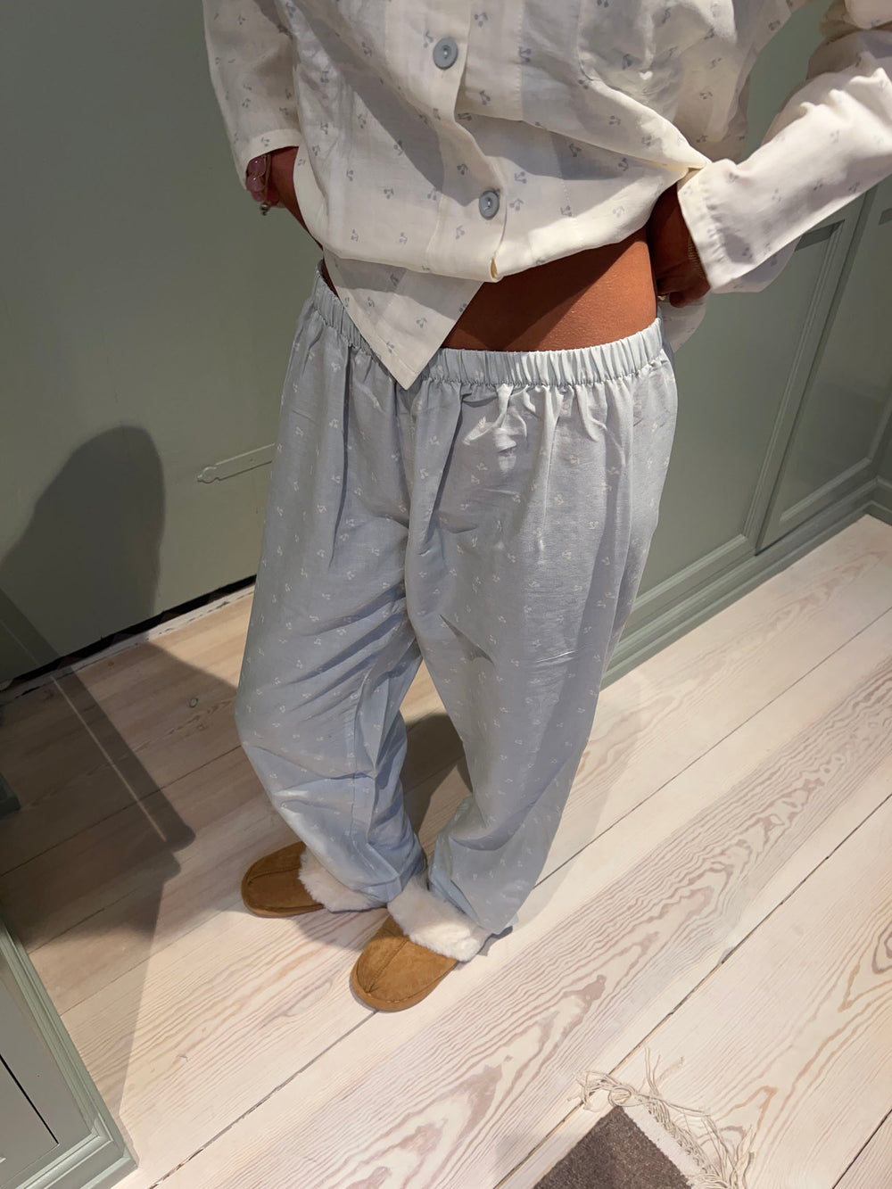 Kallie pyjamassæt med kirsebær - Hvid/blå