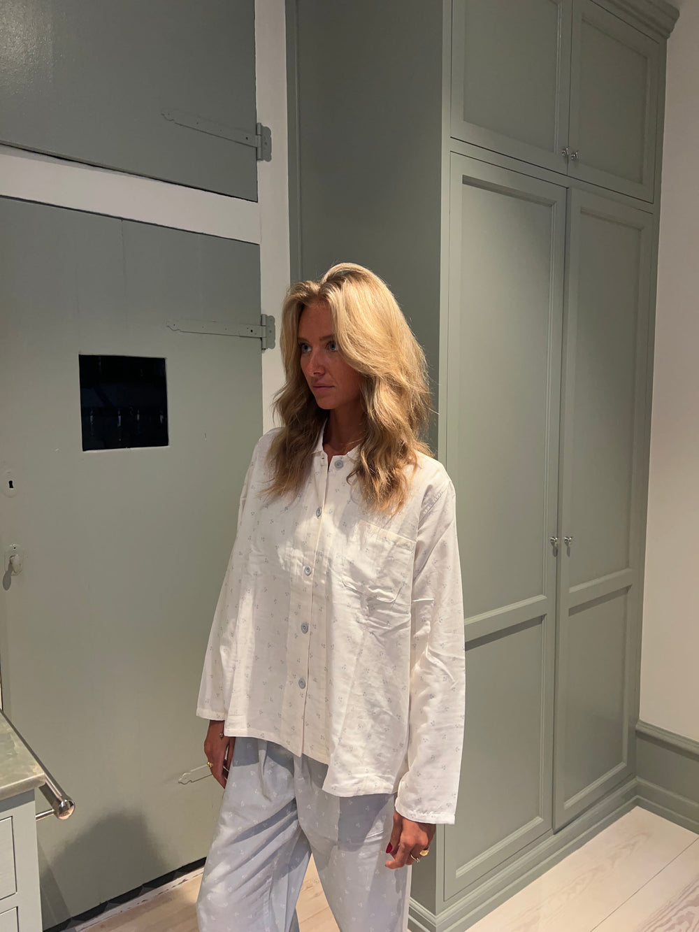 Kallie pyjamassæt med kirsebær - Hvid/blå