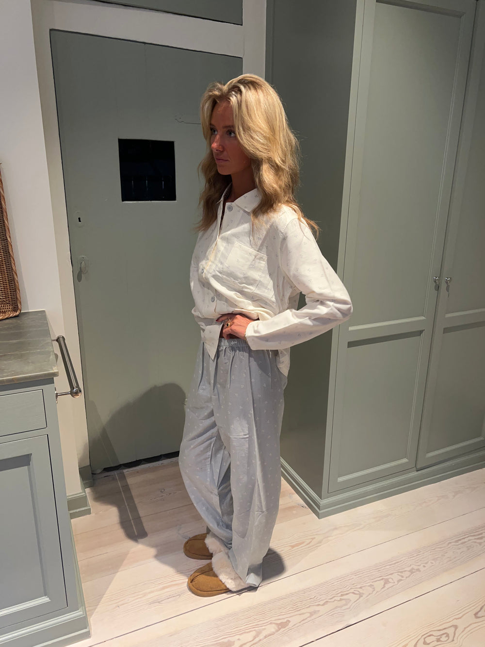 Kallie pyjamassæt med kirsebær - Hvid/blå