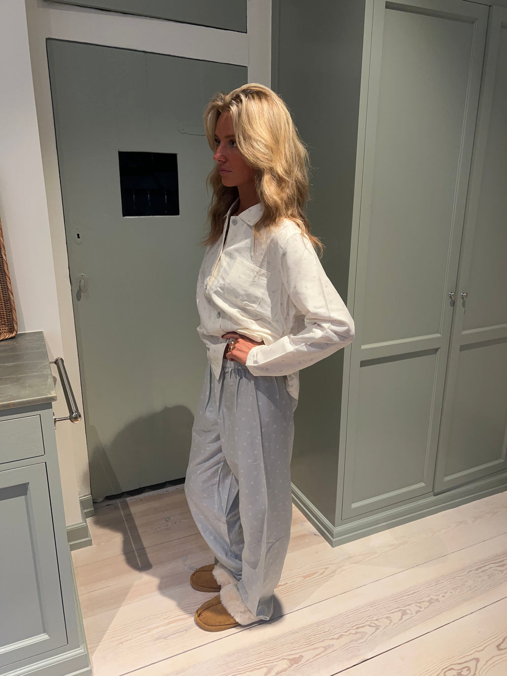 Kallie pyjamassæt med kirsebær - Hvid/blå