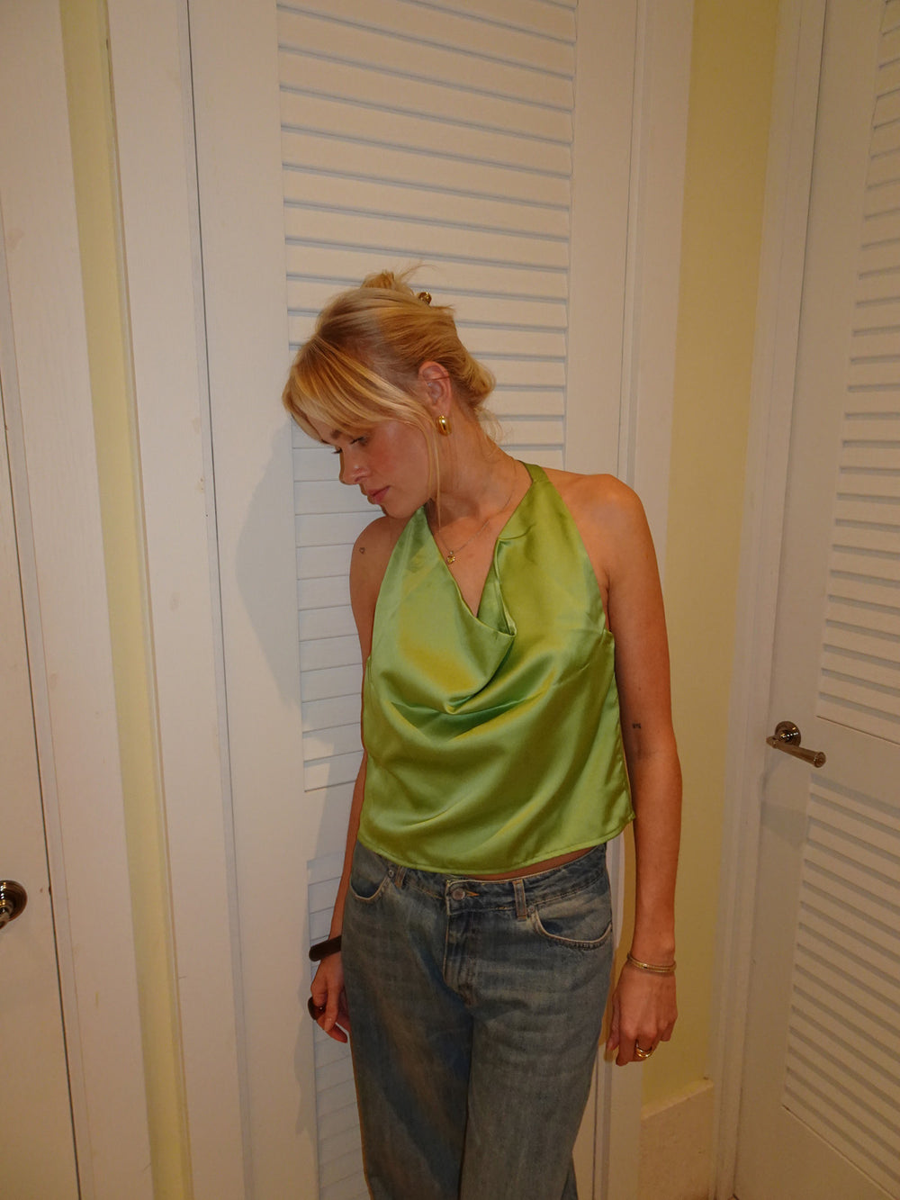 Milena halterneck top i satin - Grøn