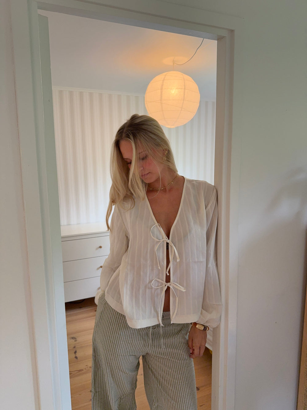 Tuniva bluse med bindedetaljer - Off white