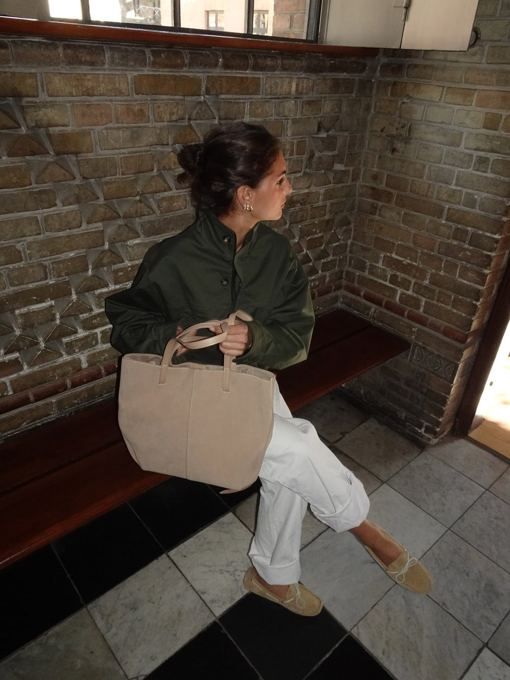 Bergen skuldertaske i imiteret ruskind -  Lys Beige