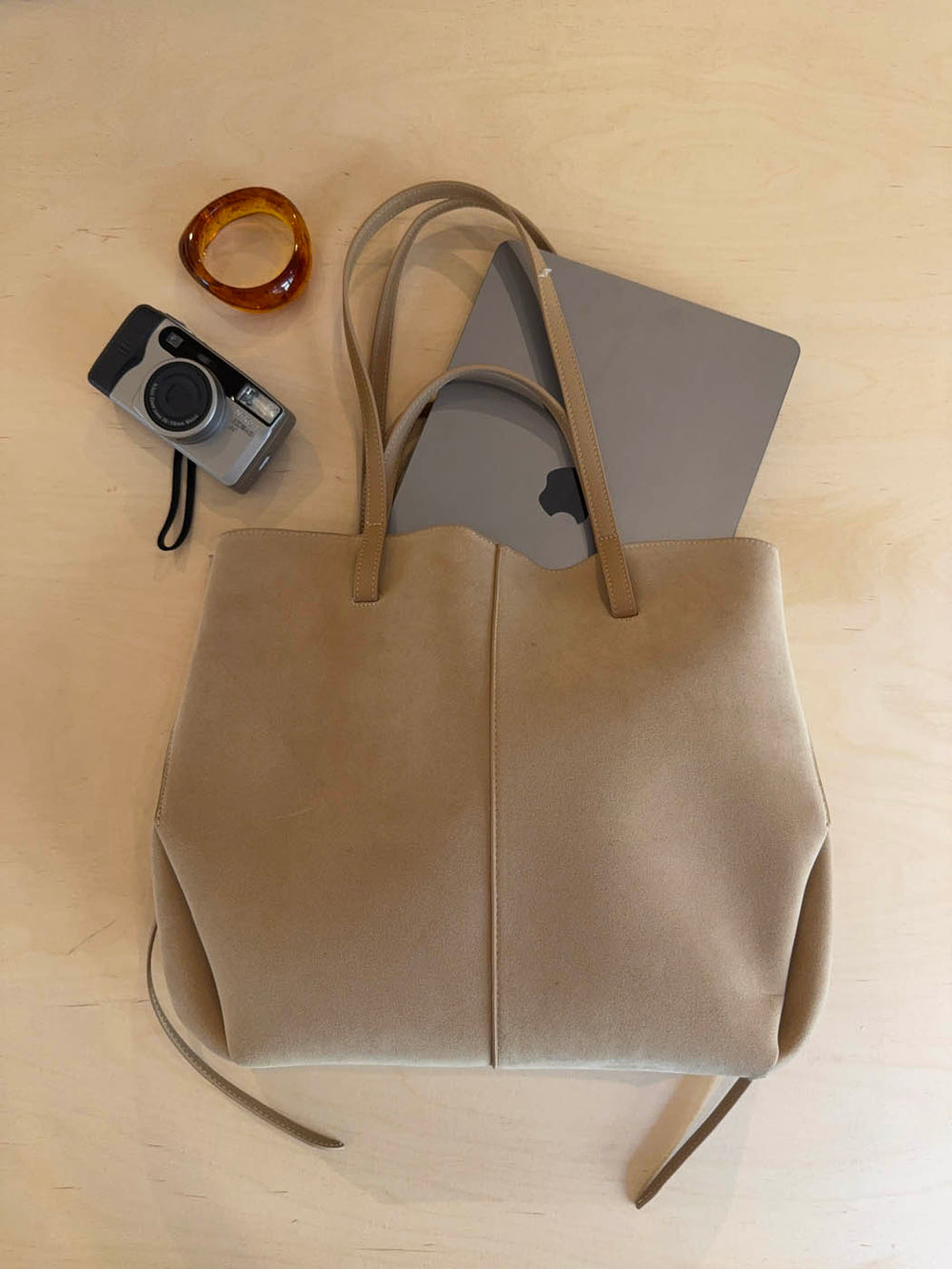 Bergen skuldertaske i imiteret ruskind -  Lys Beige