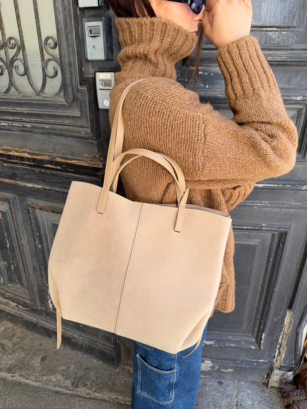Bergen skuldertaske i imiteret ruskind -  Lys Beige