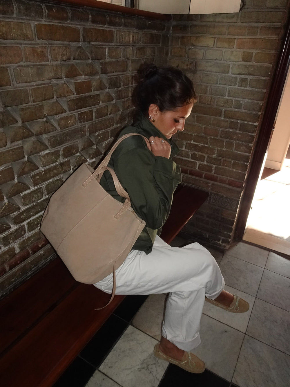 Bergen skuldertaske i imiteret ruskind -  Lys Beige